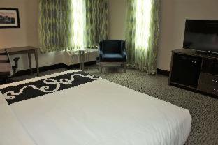 La Quinta Inn & Suites By Wyndham Burlington Room photo