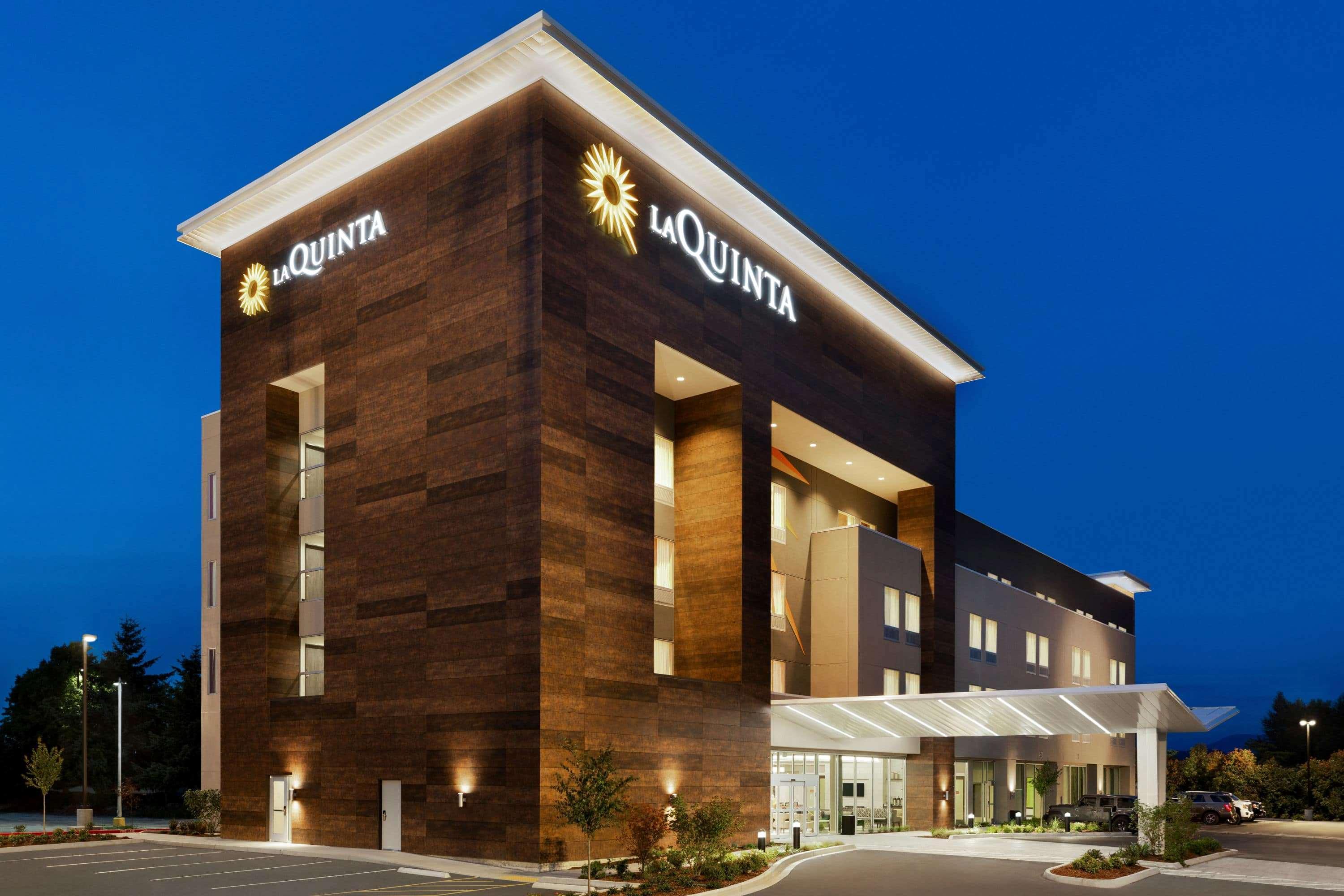 La Quinta Inn & Suites By Wyndham Burlington Exterior photo