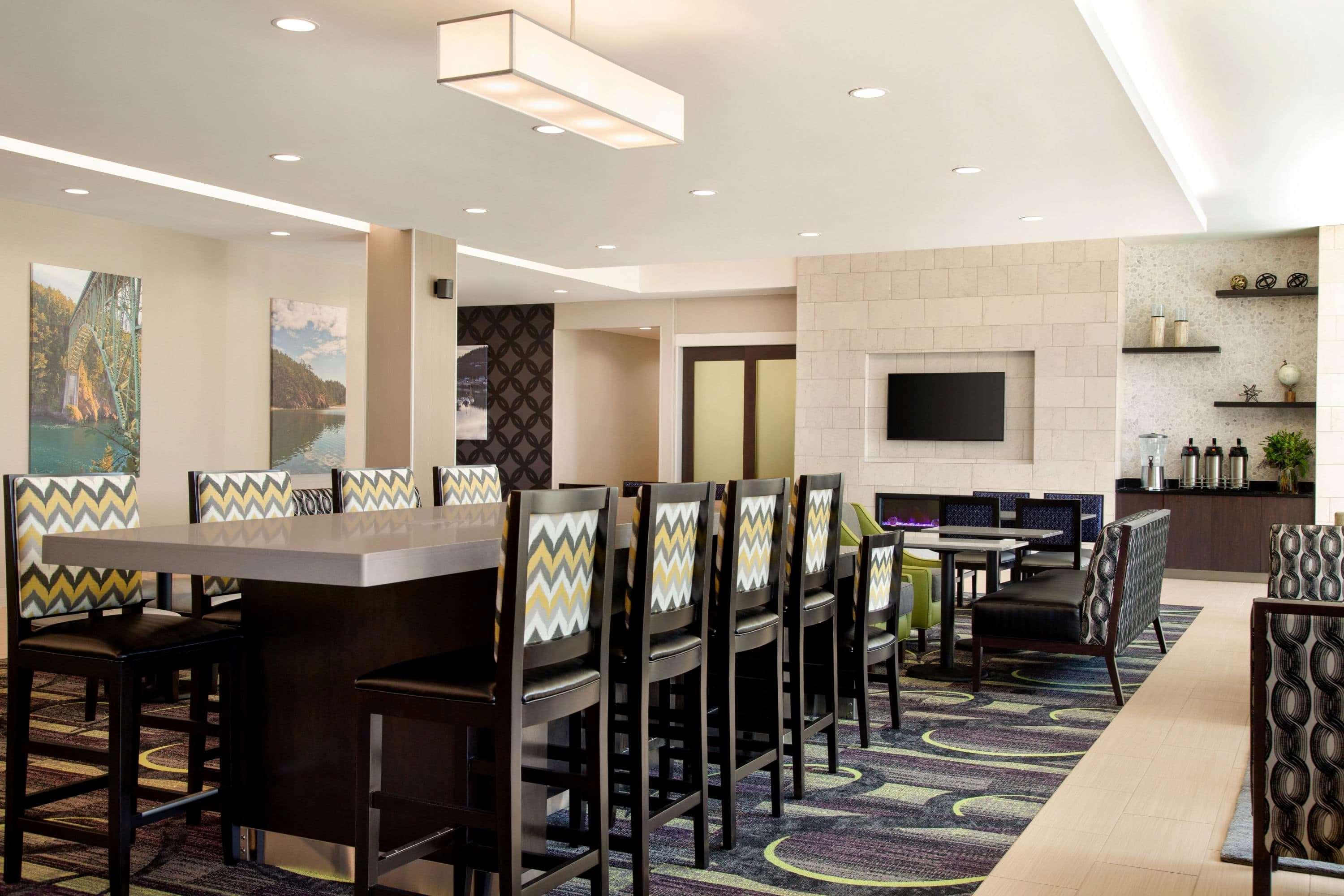 La Quinta Inn & Suites By Wyndham Burlington Exterior photo